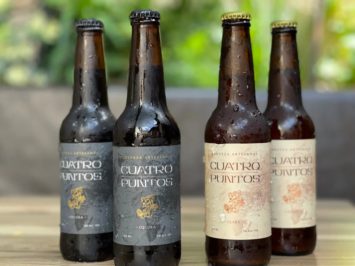 Cuatro botellas Cuatro Puntos, Oscura y Clara