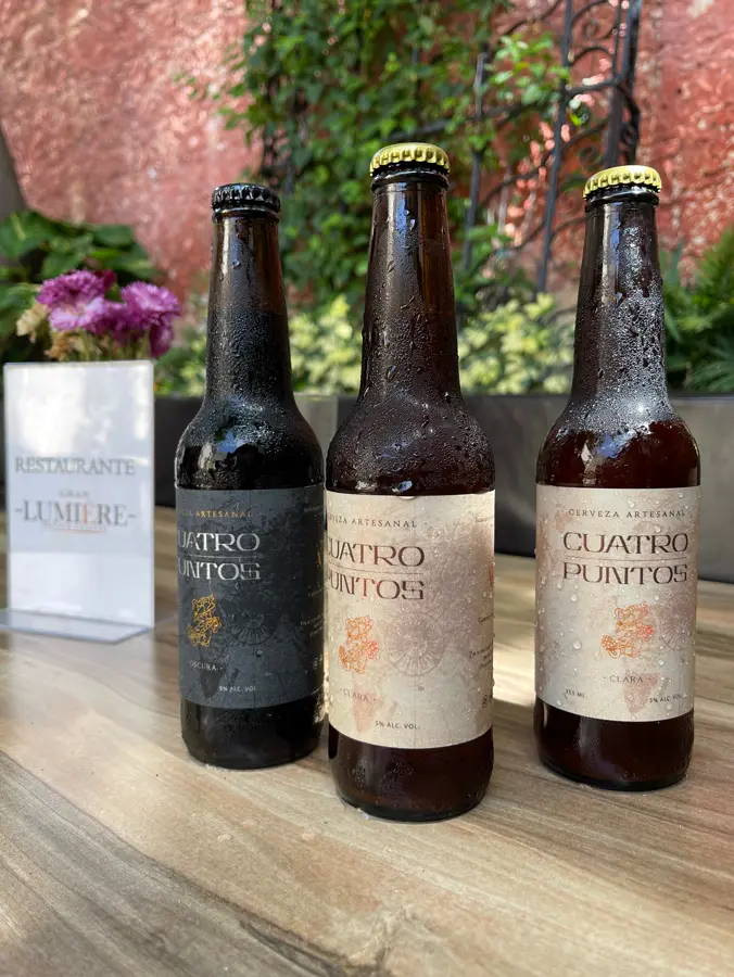 Botellas Cuatro Puntos sobre una mesa de madera