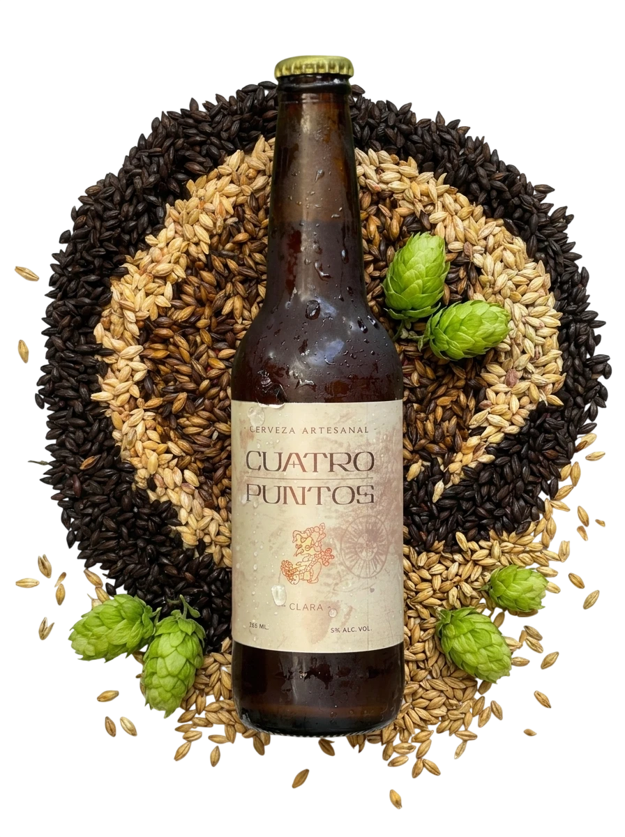 Botella de cerveza Clara de Cuatro Puntos sobre un círculo de maltas y lúpulos